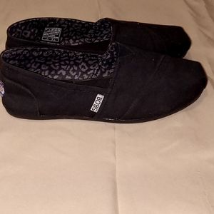 BOBS WOMEN SIZE 7 WITH MEMORY FOAM